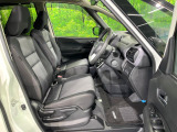 運転席まわりには十分なスペースがあり、大柄な方でもゆったり運転していただける環境です。