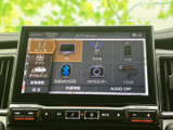 テレビやラジオ、USB、Bluetoothなどの音源メニューが一画面にまとまり、利用したい項目を選びやすい構成です。複数の接続方法に対応するメニューがあり、用途に応じて使い分けられます。