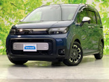 深みのあるボディカラーに、角を抑えたフロントまわりが調和した洗練された印象です。引き締まった表情と明るいライトまわりが目を引き、街中でも存在感を感じさせる佇まいです。