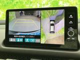 後方の映像に加えて車両周辺の様子も画面で確認でき、駐車時の安全確認をサポートします。ガイド線も表示されるため、周囲を目視で確かめながら駐車位置を合わせやすい装備です。