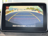 後方の映像とガイドラインをモニターで確認でき、駐車時に周囲の状況を把握する助けになります。車庫入れや狭い場所での後退時にも目視と併せて活用でき、安全確認をサポートする装備です。