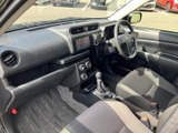 前席は座面の色合いが落ち着いており、運転席から前方を見渡しやすいレイアウトです。助手席側にも足元の空間が広がり、乗り降りから着席後まで使いやすい室内です。