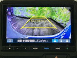 後方の映像に目安線が表示され、駐車時に周囲の状況を確認する際に役立ちます。画面上で後方を見ながら操作できるため、駐車が苦手な方や狭い場所での取り回しをサポートします。