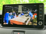 車内でテレビ番組を視聴できる画面を備えています。停車中の休憩時間などに映像を楽しめる装備で、画面には番組映像が表示され、音源メニューから選択して利用できます。