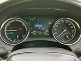速度やシフト位置などの情報がメーター内にまとまり、運転中も必要な表示を確認しやすい配置です。各計器の位置関係も分かりやすく、落ち着いて状況を把握できます。