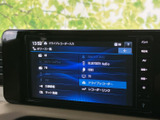 ラジオやBluetooth、HDMIなど複数の音源が画面に一覧表示され、使いたい項目を選びやすい構成です。日々の移動中も、お好みの音楽や音声コンテンツを手軽に楽しめます。