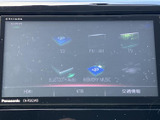 オーディオ画面には、ラジオやテレビ、SD、Bluetoothなどの選択項目が並びます。使いたい音源を画面から確認でき、普段よく使うメディアを選びやすい、日常に便利な装備です。
