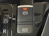 【電動パーキングブレーキ】パーキングブレーキは便利な電動式!ボタン一つで操作でき、アクセルを踏めば自動で解除されます♪レバーやペダルが無いので運転席廻りもすっきりしますね♪