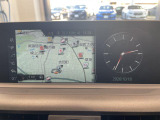 BMWのナビゲーションは操作性も良く、詳細な地図情報と交通状況を見やすく表示し、快適なドライビングをサポートしながら目的地までナビゲートします。