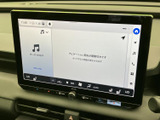 大画面にナビやオーディオの項目がまとまり、画面下には空調操作も配置されています。必要なメニューを見つけやすく、日々の移動をサポートする装備です。