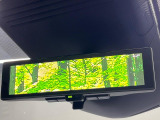 【インテリジェントルームミラー】後席の大きな荷物や同乗者で後方が確認しづらい時でも安心!カメラが撮影した車両後方の映像をルームミラー内に表示。クリアな視界で状況の確認が可能です!