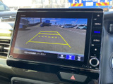 後方の様子をモニターで確認でき、駐車時の周囲確認をサポートします。画面には車庫入れの目安となるガイド線も表示されるため、後退操作に不慣れな方にも心強い装備です。