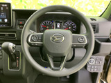 ステアリングにスイッチが配され、運転姿勢を保ちながら手元で各種操作ができる構成です。メーター類も前方にまとまり、視線移動を抑えやすくなっています。