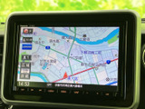 周辺の道路や施設を地図上で確認でき、現在地を把握しながら目的地へ向かえます。縮尺変更や広域表示にも対応した画面で、慣れない場所へのお出かけをサポートします。