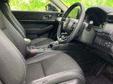 前席まわりは視界が開け、運転席から前方の様子を把握しやすいレイアウトです。シートには落ち着いた色合いを採用し、座面や背もたれの形状も穏やかな印象。乗り込んだ際の見通しも良好です。