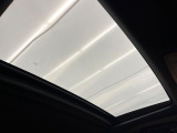 【サンルーフ】開放感たっぷりの希少装備、サンルーフが装着されています!車内に明かりを取り入れたり景色を楽しむ以外にも、車内の空気も簡単に換気できて快適です!