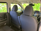 前席の背もたれとヘッドレストが並び、後席からも前方の様子を見渡しやすい車内です。窓から光が入る明るさもあり、同乗者が落ち着いて過ごせる空間です。