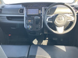 ナビやオーディオの画面を中央にまとめ、運転席から見やすい位置に配置しています。周辺の操作部も手の届く範囲に集まり、日常の移動中も必要な機能を確認しやすい室内です。