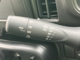 表示がレバー上にまとめられており、運転席から設定を確認しやすい仕様です。前後の操作内容も見分けやすく、天候が変わったときにも状況に合わせて扱いやすい装備です。