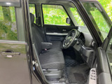 大きな窓から外の様子を確認しやすく、運転席からの視界にも開放感があります。シートや足元は落ち着いた色合いでまとめられ、乗り降りの際も室内全体をすっきりと感じられます。