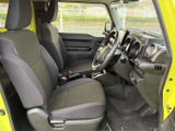 前席は視界が広く、運転席まわりの様子も見渡しやすい室内です。シートは身体を預けやすい形状で、落ち着いた色合いとすっきりした足元により、日々の移動も快適に過ごせます。