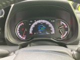 速度や燃料残量など、運転に必要な情報をメーター内で確認できます。中央の表示部にも情報がまとまり、走行中に視線を大きく移さず状況を把握しやすい配置です。