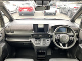 運転席から前方を見渡しやすいレイアウトで、視界の広がりを感じられます。シートはゆったりとした形状で、落ち着いた色合いの室内が日々の移動を支えます。
