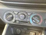 寒い冬も暑い夏も全席に快適な空調を届けてくれる、ダイヤル式エアコンを装備♪