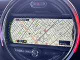 ●純正ナビ:一体感のあるナビは、高級感ある車内を演出してくれます。Bluetooth再生などオーディオ機能も充実しておりますので、運転もより楽しめます♪