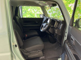 前席まわりは視界が広く、運転席から周囲を確認しやすいレイアウトです。シートや足元も落ち着いた色合いでまとまり、乗り降りの際にも室内の清潔感が伝わります。