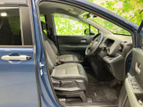 前席まわりは明るい色合いでまとまり、運転席からの視界も広く感じられます。シートや足元にゆとりがあり、乗り降りしやすい開口部と合わせて毎日の移動を快適に支えます。