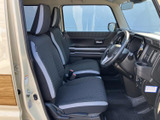 運転席と助手席は、体を支える形状のシートに明るい色のアクセントを配した室内。前方や側方の窓から光が入り、乗り降りの際も座席まわりを確認しやすい空間です。