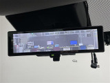 【インテリジェントルームミラー】後方に設置されたカメラの映像がルームミラー型の液晶画面に送出されます。トランク内の荷物が満載でも、視界が妨げられることはありません。