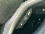 ステアリングの内側に情報確認用のスイッチが配置され、運転席から手元で扱いやすい設計です。表示を見ながら必要な項目を選べる、便利な装備です。
