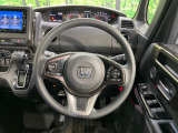 インテリアに合わせたデザインのステアリングは、運転される方のことも考え、運転しやすい形状、大きさです。是非一度、実際に触ってお確かめください。