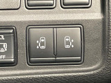 【ハンズフリー機能付き両側電動ドア】スライドドアの下に足先を入れてすぐ引くと、自動的にスライドドアが開閉します!荷物で両手がふさがった状態でも、ドアの開閉ができます