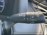 【オートライト(AUTO)】外の明るさをシステムが感知して、自動でヘッドライトが点灯します。ヘッドライトをつけ忘れを防ぐ便利機能です。