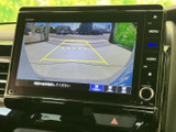 後方映像と目安線を画面で確認でき、駐車時の周囲確認をサポートします。表示が大きく状況を把握しやすいため、車庫入れや切り返しの際にも役立ちます。
