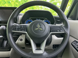 左右のスポークにスイッチがまとまり、運転姿勢のまま手元で確認しやすい配置です。前方を見ながら必要な操作を行いやすく、毎日の移動や同乗者とのお出かけをサポートします。