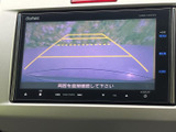 後方の映像に目安となるラインが表示され、駐車時に車両後方の状況を確認しやすい画面です。周囲を目視しながら映像も活用でき、バックでの駐車をサポートしてくれます。
