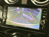 後方の様子を画面で確認しながら駐車でき、ガイドラインも目安として活用できます。車庫入れや狭い場所での取り回しをサポートし、後退時の安全確認に役立つ心強い装備です。