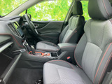 前席は視界を遮りにくいすっきりした室内で、運転席から助手席まで見渡しやすい印象です。座面と背もたれの模様や赤いステッチが、落ち着いた空間を彩ります。