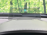 【ヘッドアップディスプレイ】現在の速度や走行情報をデジタル表示で運転席前方のガラスに投影!運転中、目線をずらさず必要な情報を確認できるのでとっても便利で安心!