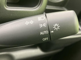 レバーには操作内容を示す表示があり、運転席から目に入りやすい配置です。必要なときに表示を確認しながら扱えるため、日常の運転でも迷いにくく、安心してお使いいただけます。