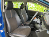 前席は身体を預けやすい形状で、運転席からの見通しも確認しやすい室内です。落ち着いた色合いでまとまり、助手席の方にもゆったり過ごしていただけます。