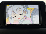 映像を表示できる画面を備えており、停車中にテレビや映像を視聴する際に活用できます。お出かけ先での休憩時間など、車内でゆっくり過ごしたい場面にも便利な装備です。
