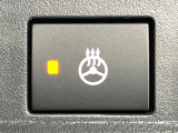 【ステアリングヒーター】冬場に冷たくなりやすい革巻きステアリングを、スイッチ一つで素早く適温に!エアコンよりも早く温まってくれるので、寒い日の運転も快適になりますね♪