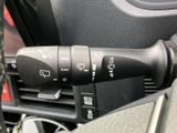 レバー上の表示が見やすく、運転席から機能を確認しやすい仕様です。雨天時など状況に応じて必要な操作を選びやすく、視界を保ちたい日々の運転を支える、実用性のある装備です。