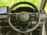 手元に複数のスイッチが配置され、運転姿勢を大きく変えずに各種機能へアクセスできます。握りやすい形状で、メーターやナビ画面を確認しながら運転に集中しやすい構成です。