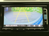 後方の映像とガイド線が画面に表示され、駐車時に周囲との距離を確かめる目安になります。目視で周囲を確認しながら、後退時の安全確認をサポートする便利な装備です。
